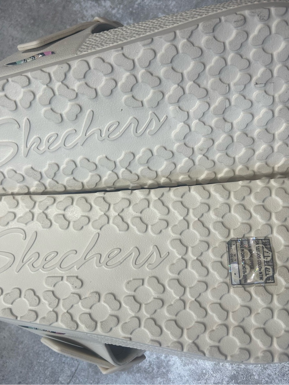 Skechers Foamies Women’s Sz 10 White Wedge Thong Sandals with Patterned Footbed - Picture 11 of 15